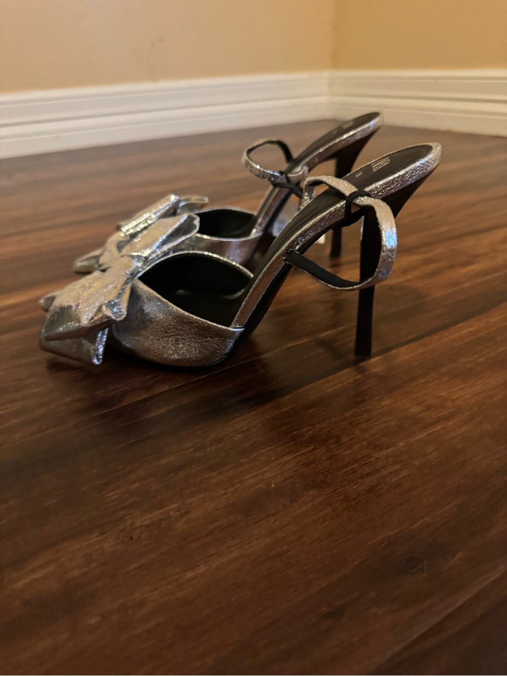 ZARA Metallic Silver Pointed-Toe Bow Slingback Heels - Picture 3 of 4